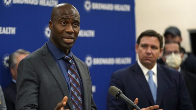 Joseph Ladapo, cirujano general de Florida, durante un debate en Broward sobre negocios vacunados y la política de salud estatal.