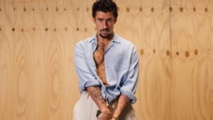 Bad Bunny en escenario con luces y público, anticipando su show en el Super Bowl