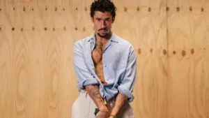 Bad Bunny en escenario con luces y público, anticipando su show en el Super Bowl