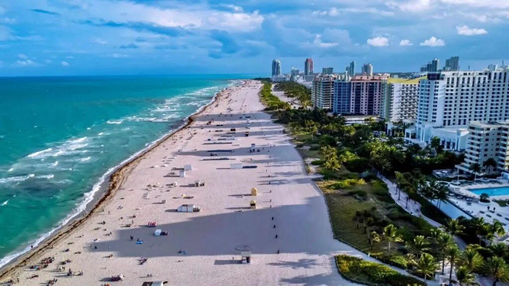 Vista moderna de Bal Harbour en Miami con lujo, cultura y estilo de vida en un destino exclusivo