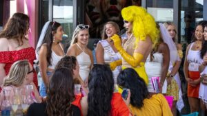 Fotografía editorial de un escenario drag en Miami que refleja la importancia de los espacios queer en la cultura y economía local.