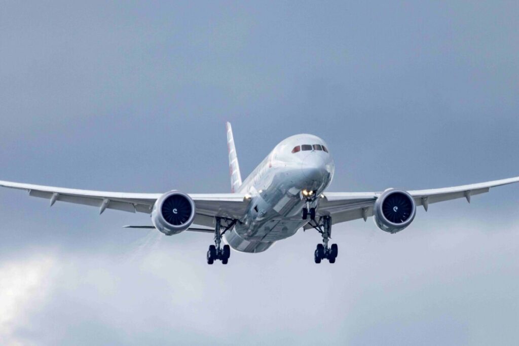 Viajeros de Miami en aeropuerto internacional listos para volar a Latinoamérica con nuevas medidas de seguridad