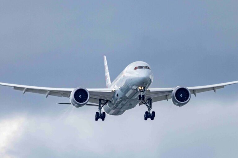 Viajeros de Miami en aeropuerto internacional listos para volar a Latinoamérica con nuevas medidas de seguridad