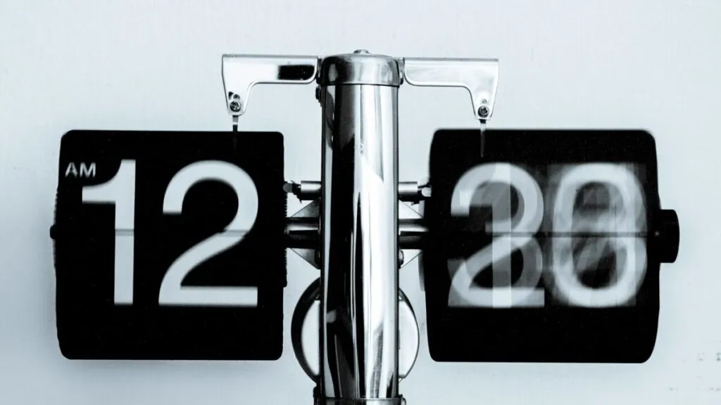 Cambio de hora en Florida noviembre 2025 con relojes y transición estacional.