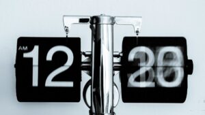 Cambio de hora en Florida noviembre 2025 con relojes y transición estacional.