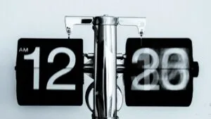 Cambio de hora en Florida noviembre 2025 con relojes y transición estacional.