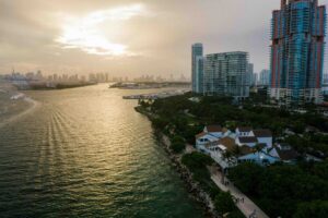 Paisaje urbano de Miami con cielo soleado y nubes que reflejan cómo el clima en Miami influye en negocios y vida diaria.