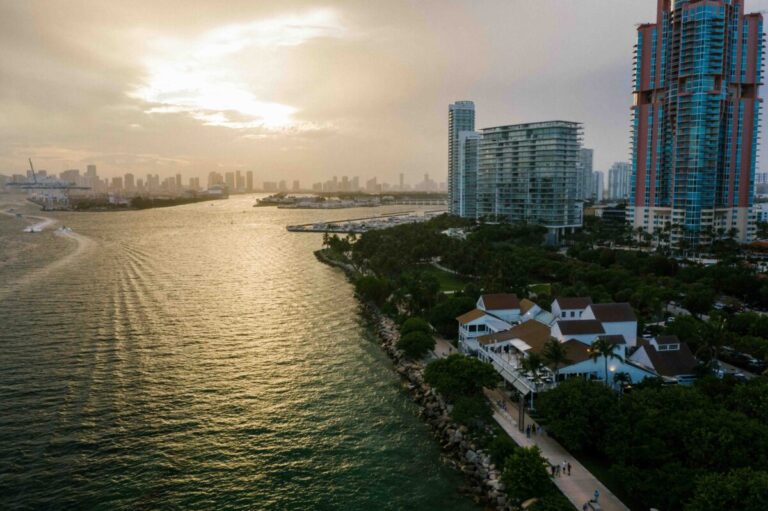 Paisaje urbano de Miami con cielo soleado y nubes que reflejan cómo el clima en Miami influye en negocios y vida diaria.