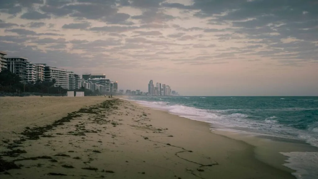 Clima en Miami con lluvias y ráfagas de viento afectando la ciudad y su movilidad
