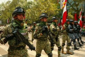Desfile militar en México con Fuerzas Armadas y orgullo nacional en el Zócalo durante la conmemoración de la independencia.