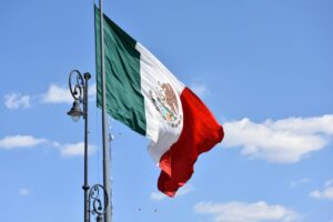 Festejo de la Independencia de México con música, luces y tradición en Guanajuato, reflejando identidad cultural y turismo.