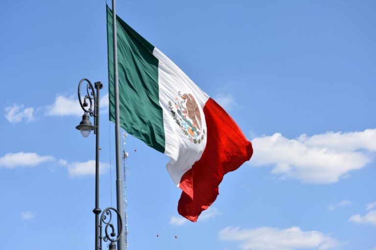 Festejo de la Independencia de México con música, luces y tradición en Guanajuato, reflejando identidad cultural y turismo.