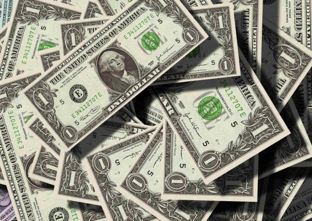 Gráfico editorial del dólar en México mostrando estabilidad en 18.39 pesos, con billetes y símbolos financieros en un entorno profesional.