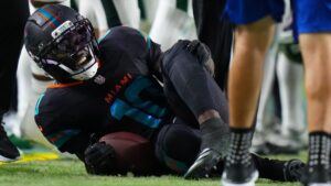 Dolphins celebran victoria ante Jets en Monday Night Football mientras Tyreek Hill sale lesionado de rodilla.