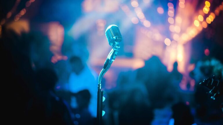 Personas cantando en un bar de karaoke en Miami, compartiendo noches inolvidables y conexión cultural