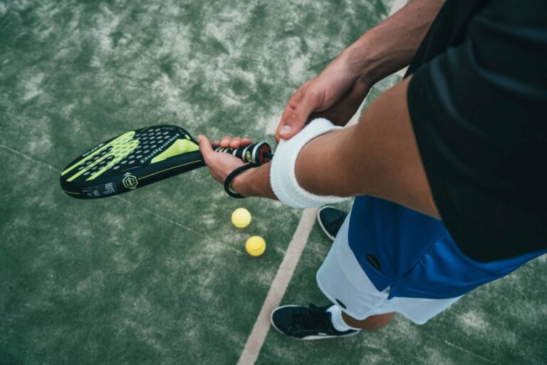 Canchas de pádel en Miami con personas jugando, reflejando estilo de vida, deporte y negocios en la ciudad.