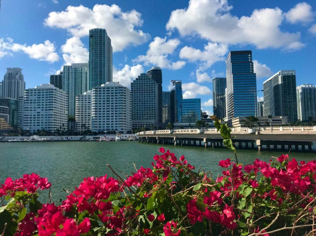 Escena de cultura hispana en Miami mostrando innovación y negocios en un entorno moderno
