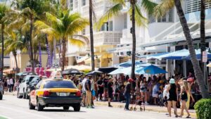Candidatos conversando con reclutadores en ferias de empleo en Miami, un espacio de oportunidades laborales y conexión empresarial en Florida.