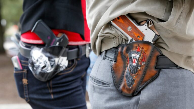 Vista urbana de Florida con policías y transeúntes, ilustrando el debate social y legal en torno al open carry.
