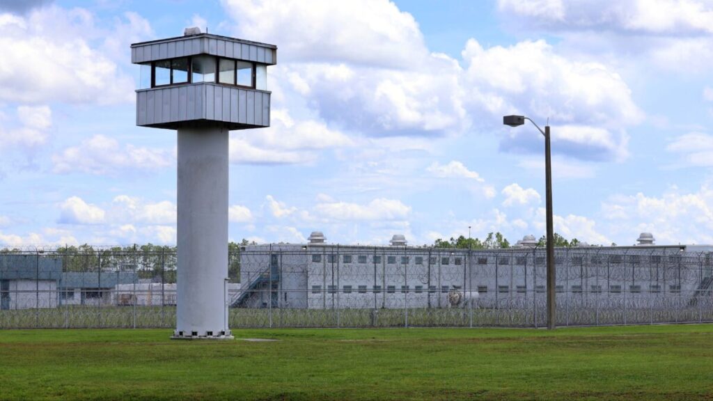 Centro de detención en Florida señalado por abusos contra migrantes y cuestionamientos sobre derechos humanos