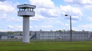 Centro de detención en Florida señalado por abusos contra migrantes y cuestionamientos sobre derechos humanos