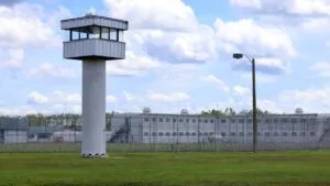 Centro de detención en Florida señalado por abusos contra migrantes y cuestionamientos sobre derechos humanos