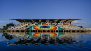 Vista aérea del Miami Marine Stadium en la bahía de Miami, reflejando su valor arquitectónico y el debate sobre su reapertura.