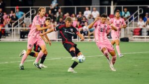 Lionel Messi liderando a Inter Miami en el estadio durante un partido decisivo hacia los playoffs de la MLS