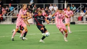Lionel Messi liderando a Inter Miami en el estadio durante un partido decisivo hacia los playoffs de la MLS