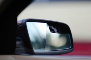 Cuatro jóvenes hispanos arrestados en Miami por fraude de seguro, reflejo del impacto económico y cultural en la comunidad.