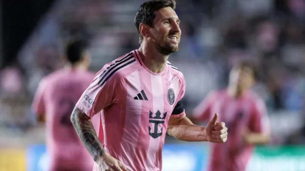 Lionel Messi con uniforme del Inter Miami celebrando en Estados Unidos tras renovar contrato hasta 2027