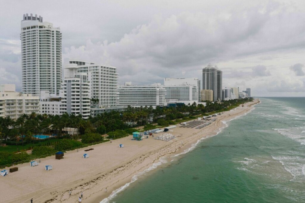Lluvias en Miami muestran resiliencia urbana y generan innovación en negocios e infraestructura sostenible