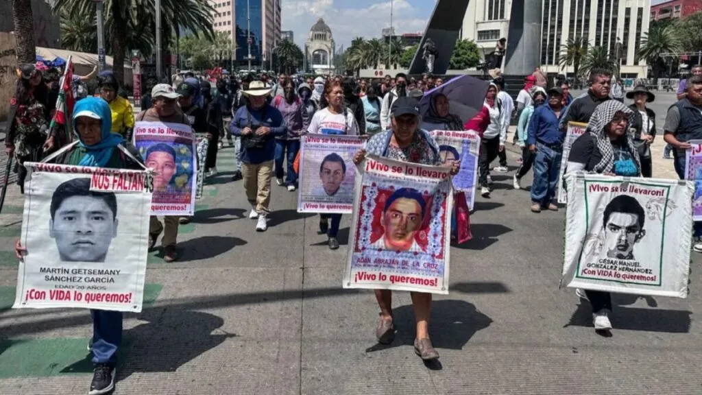 Manifestantes en Ciudad de México marchan con pancartas por los 43 de Ayotzinapa once años después