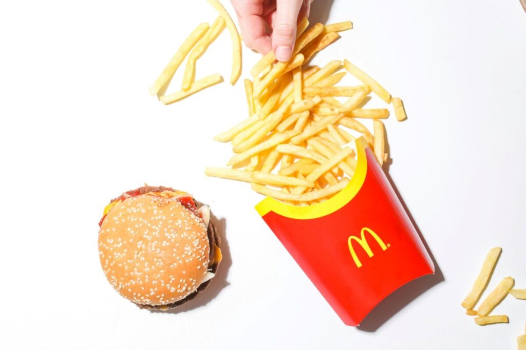 Personas en Miami disfrutan hamburguesas a 50 centavos en Mcdonalds durante una promoción especial en Florida