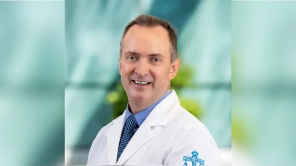 Médico mexicano atiende emergencia en vuelo de CDMX a Miami y salva vida de pasajera, reflejando confianza y solidaridad hispana.