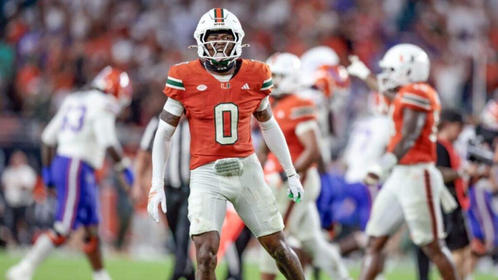 Jugadores de los Miami Hurricanes celebrando en el campo tras ascender al número dos del AP Poll en Estados Unidos