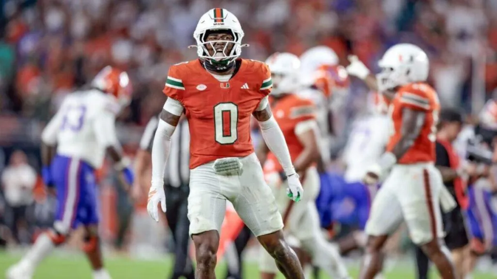 Jugadores de los Miami Hurricanes celebrando en el campo tras ascender al número dos del AP Poll en Estados Unidos