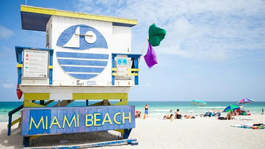 Vista panorámica de Miami Beach con visitantes disfrutando de actividades culturales, arquitectura Art Decó y playas urbanas en un ambiente vibrante