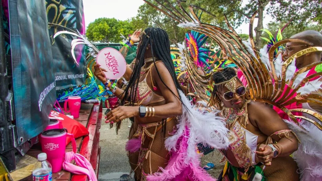 Bailarines con trajes coloridos y carrozas en el desfile del Miami Carnival en Miami.