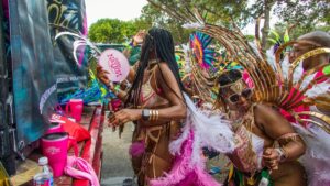 Bailarines con trajes coloridos y carrozas en el desfile del Miami Carnival en Miami.