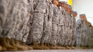 Vista panorámica del centro de Miami con edificios y banderas estadounidenses representando la aclaración sobre la Guardia Nacional en Estados Unidos