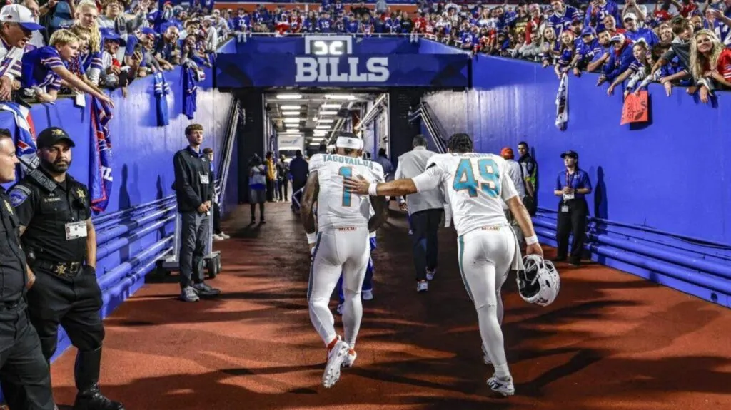 Jugadores de los Miami Dolphins celebrando en el campo, representando la nueva estrategia deportiva del equipo en la NFL