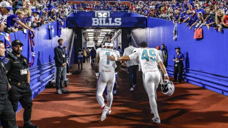 Jugadores de los Miami Dolphins celebrando en el campo, representando la nueva estrategia deportiva del equipo en la NFL