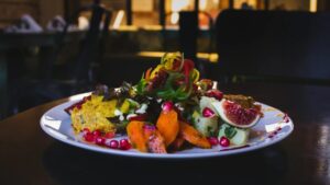 Vista de restaurante en Miami mostrando lujo y altos precios en la ciudad más cara para salir a comer en Estados Unidos