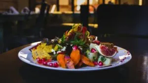 Vista de restaurante en Miami mostrando lujo y altos precios en la ciudad más cara para salir a comer en Estados Unidos