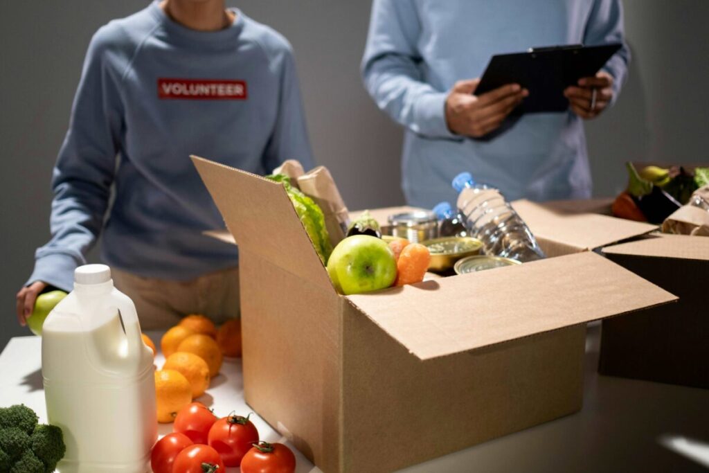 Voluntarios entregando despensas gratis en Miami como apoyo comunitario para familias locales y la comunidad hispana