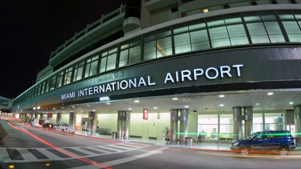 Vista aérea del Miami International Airport mostrando la expansión de terrenos estratégicos en Estados Unidos