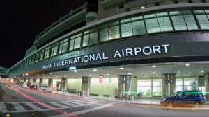 Vista aérea del Miami International Airport mostrando la expansión de terrenos estratégicos en Estados Unidos