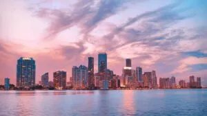 Vista aérea de condominios de lujo en Miami con contraste de barrios residenciales, ilustrando el riesgo de burbuja inmobiliaria en la ciudad