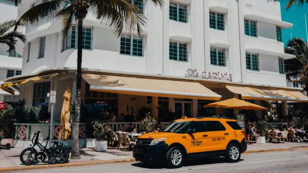 Calles y edificios de Miami que fueron escenarios de Miami Vice, hoy convertidos en atractivos turísticos y culturales que refuerzan la identidad urbana.